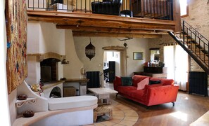 Boeken, een filmbibliotheek en een stereo