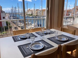 Dining - 2-room cabin, private parking, washing machine, 100m from beach, family only (Cap d'Agde)
