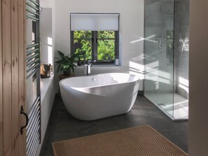 Shower, hair dryer, towels, soap - Romantic hillside hideaway with roof terrace and outstanding views (Morcombelake)
