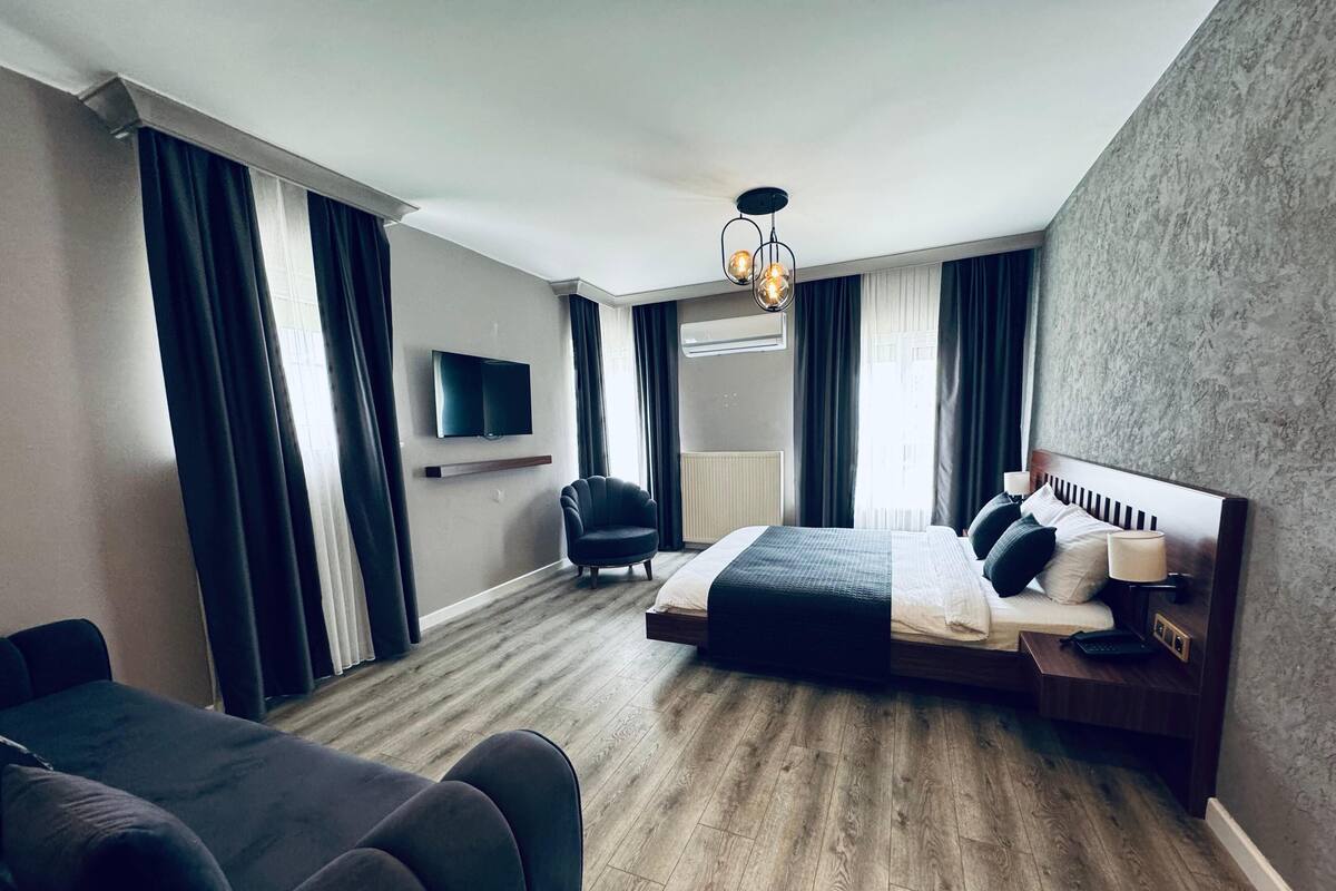 Premium bedding, minibar, desk, bed sheets