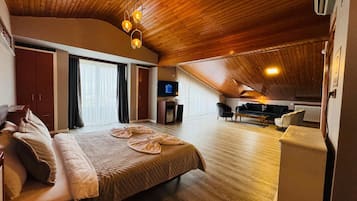 Chambre Triple Panoramique, vue mer | Literie de qualité supérieure, minibar, bureau, draps fournis
