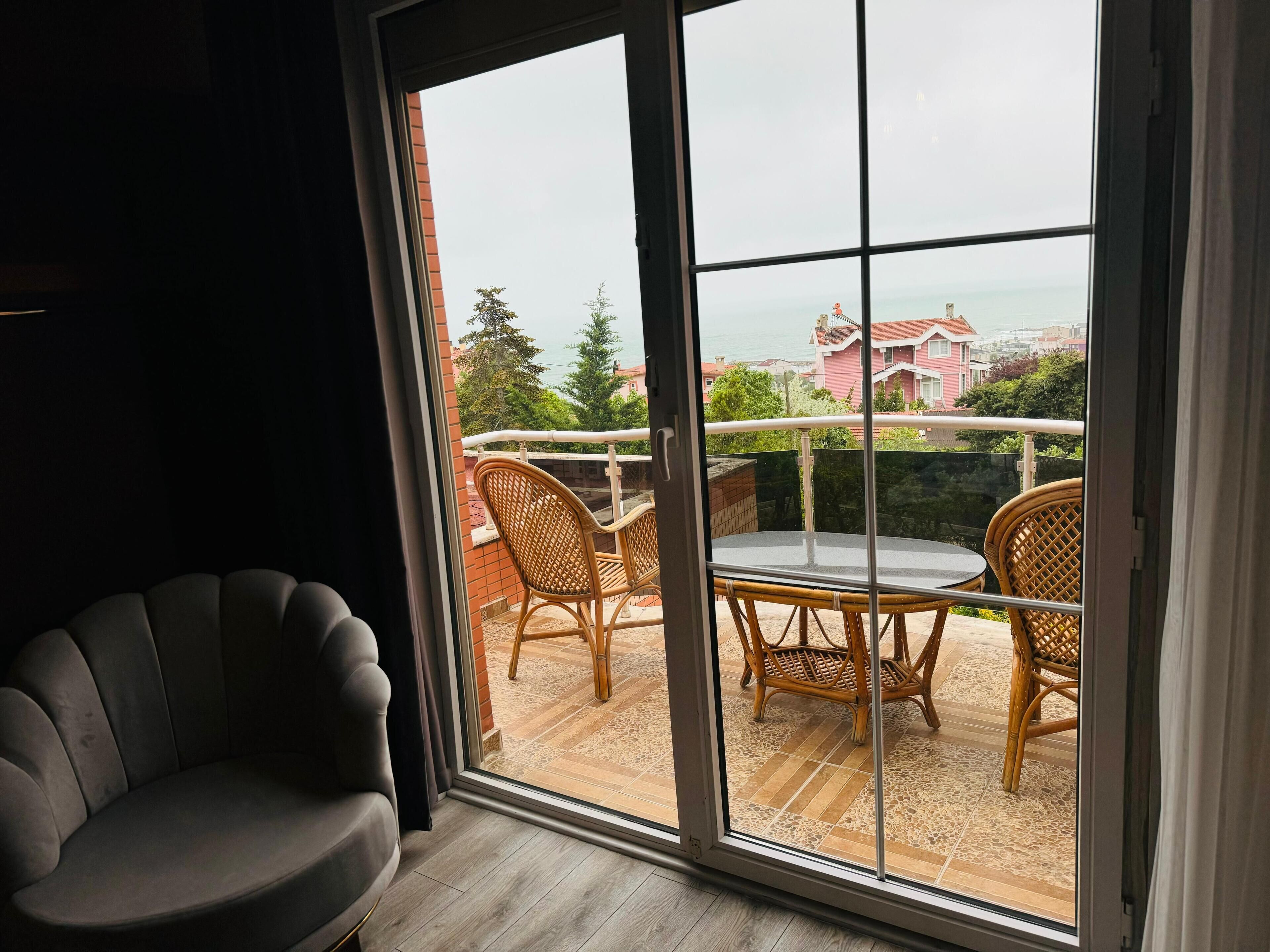 Superior-værelse - havudsigt | Opholdsområde | 55-tommers LCD-tv med satellitkanaler, tv, gulvvarme