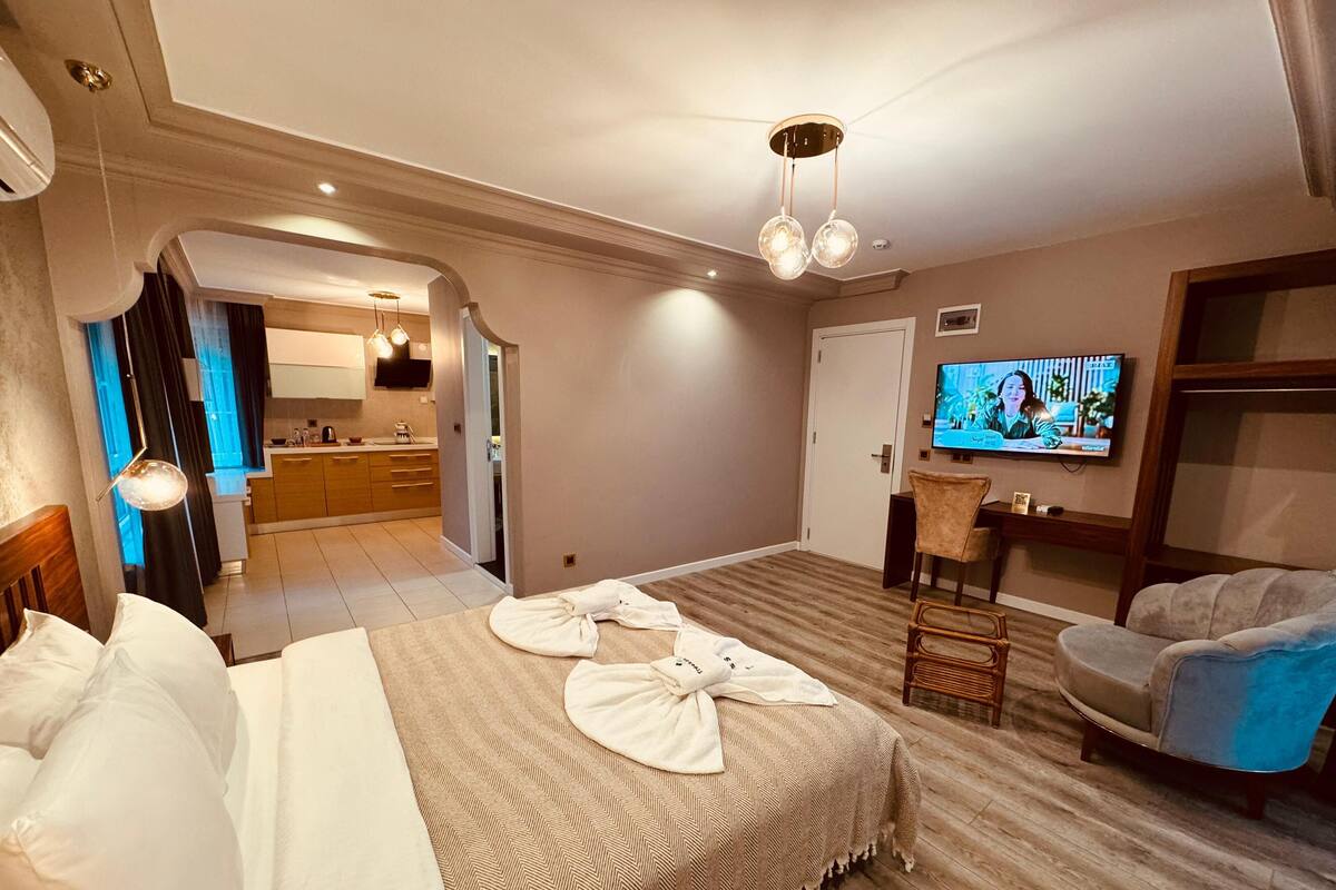 Premium bedding, minibar, desk, bed sheets