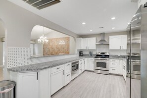 Réfrigérateur, micro-ondes, four, lave-vaisselle