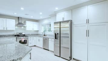 Refrigerador, microondas, horno, lavavajillas