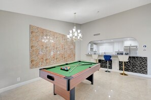 Game room - Luxury home with Pool and gym and RV parking (Las Vegas)