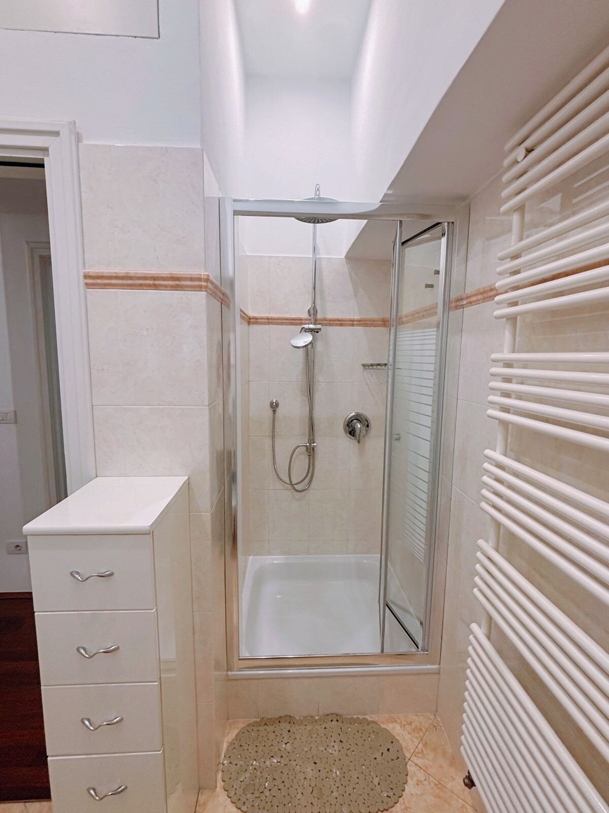 Doccia, asciugacapelli, bidet, asciugamani