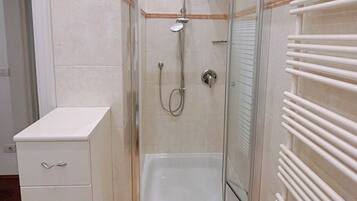 Doccia, asciugacapelli, bidet, asciugamani