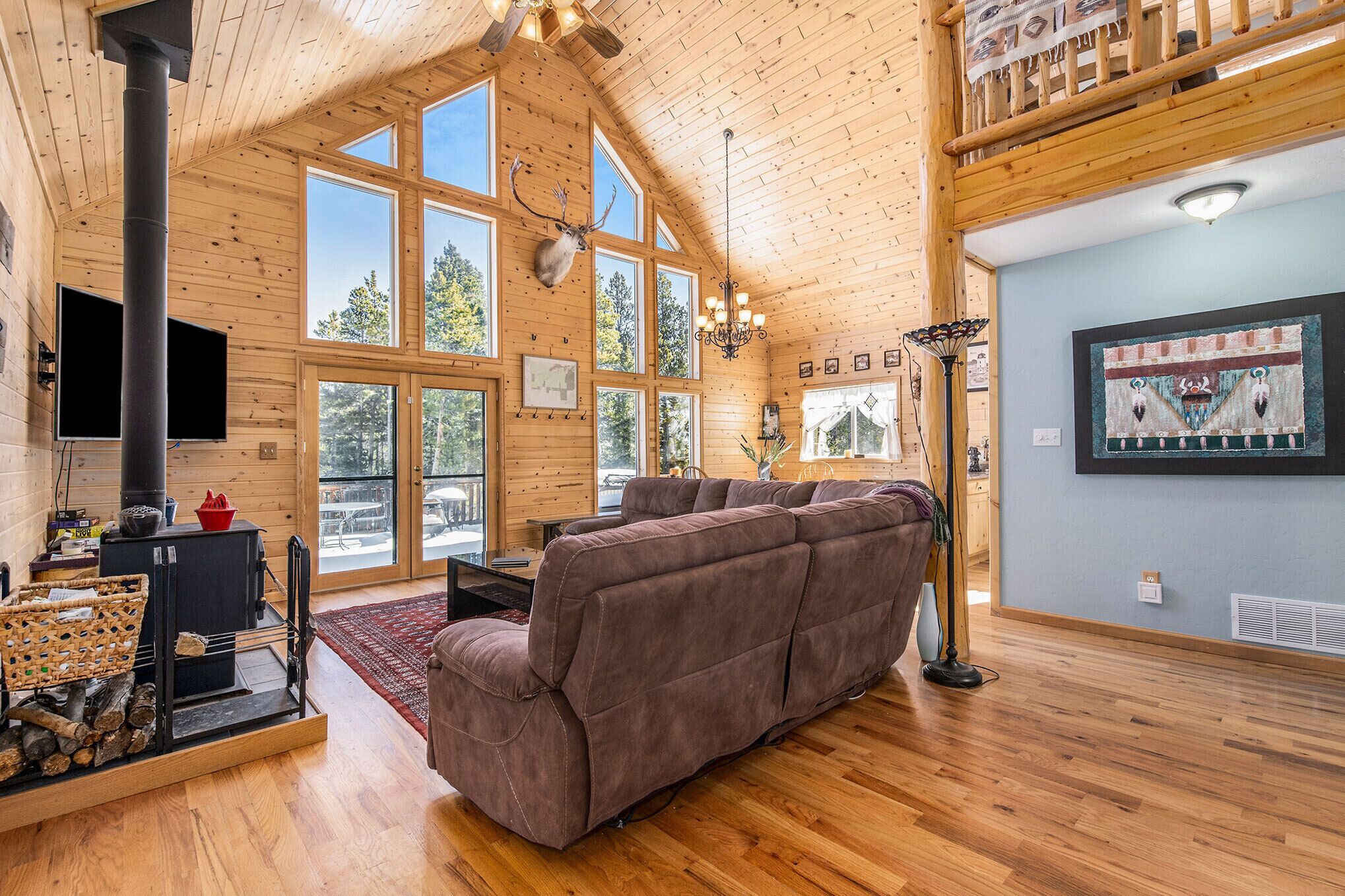 Smart TV, chimenea, oficina y monitor de computadora 