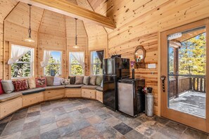 Una Smart TV, una chimenea, una oficina, una pantalla de ordenador