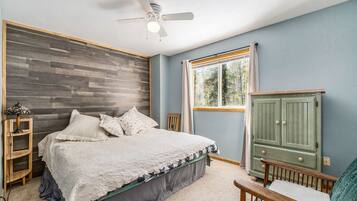 4 bedrooms, desk, free WiFi, bed sheets
