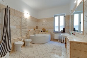 Căn hộ dành cho gia đình, 2 phòng ngủ (City Apartment With Garden) | Phòng tắm | Vòi sen/bồn tắm kết hợp, khăn tắm, xà phòng, dầu gội 