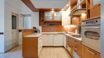 Family Apartment, 2 Bedrooms (City Apartment With Garden) | Private kitchen | Fridge, oven, stovetop, dishwasher