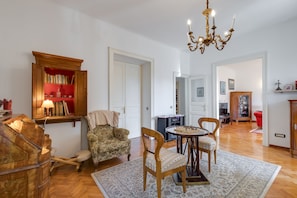 Perhehuoneisto, 2 makuuhuonetta (City Apartment With Garden) | Oleskelualue | Televisio
