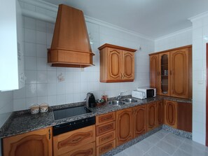 Jääkaappi, mikroaaltouuni, liesi, kahvin-/teenkeitin