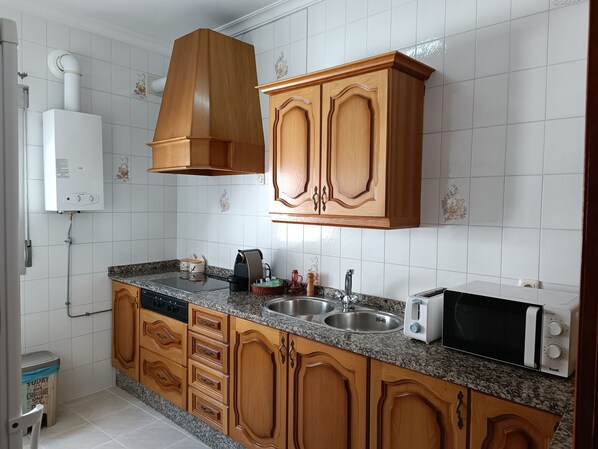 Een koelkast, een magnetron, een kookplaat