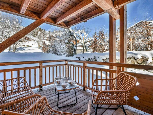 Property grounds - Ski-in/Ski-out: Modern 2-Bedroom Apartment for 4-6 Guests with Parking and WiFi (Les Gets)