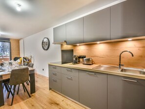 Fridge, microwave, dishwasher - Ski-in/Ski-out: Modern 2-Bedroom Apartment for 4-6 Guests with Parking and WiFi (Les Gets)