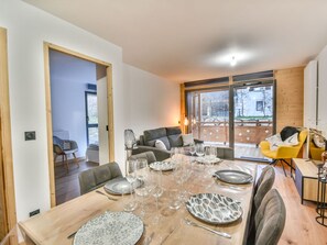 Interior - Ski-in/Ski-out: Modern 2-Bedroom Apartment for 4-6 Guests with Parking and WiFi (Les Gets)