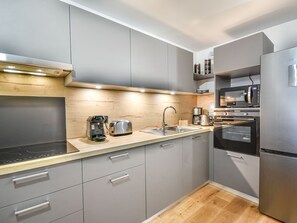 Fridge, microwave, dishwasher - Ski-in/Ski-out: Modern 2-Bedroom Apartment for 4-6 Guests with Parking and WiFi (Les Gets)