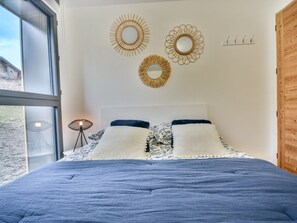 2 bedrooms, free WiFi - Ski-in/Ski-out: Modern 2-Bedroom Apartment for 4-6 Guests with Parking and WiFi (Les Gets)