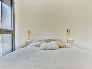 2 bedrooms, free WiFi - Ski-in/Ski-out: Modern 2-Bedroom Apartment for 4-6 Guests with Parking and WiFi (Les Gets)