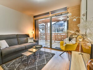 TV - Ski-in/Ski-out: Modern 2-Bedroom Apartment for 4-6 Guests with Parking and WiFi (Les Gets)