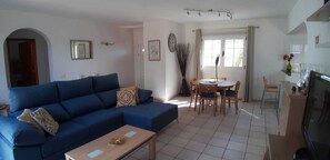 Televisio, DVD-soitin, kirjoja, stereot