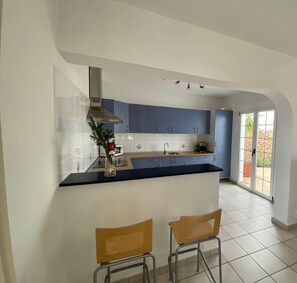 ثلاجة، ميكروويف، فرن، موقد طهي مس طح