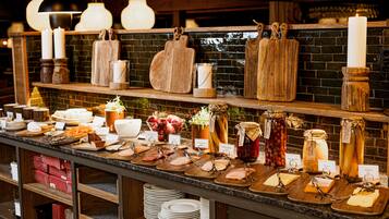 Free daily buffet breakfast