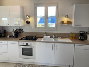 Jääkaappi, mikroaaltouuni, astianpesukone