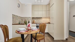 Coffee/tea maker, dishwasher, cookware/dishes/utensils - Na Sza?cach Apartment by Renters (Wroclaw)