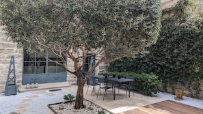 Outdoor dining - An oasis of calm in the heart of Avignon (Avignon)
