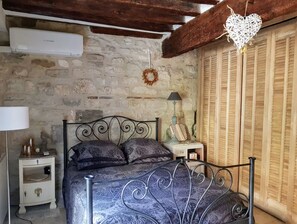 6 室のベッドルーム、デスク、アイロン / アイロン台、旅行用ベビーベッド