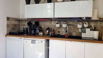 Réfrigérateur, micro-ondes, four, plaque de cuisson