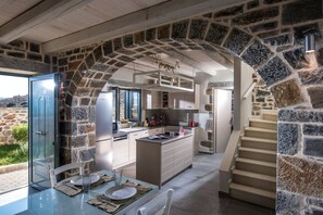 Fridge, oven, stovetop, coffee/tea maker