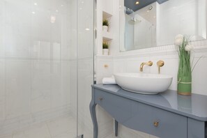 Shower, shampoo