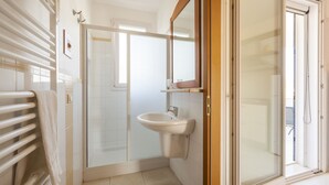 A bathroom with a glass shower enclosure, a sink, and a towel rack. - Casa Bellaria | RivedelSalento - Casa Bellaria piano terra (Castro)