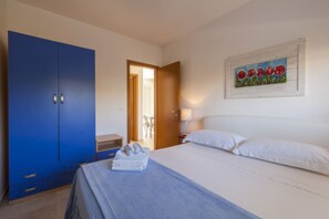 2 bedrooms, iron/ironing board, WiFi, bed sheets - Casa Bellaria primo piano (Castro)