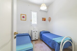 4 bedrooms, iron/ironing board, WiFi