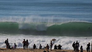 A beach with people observing waves and a photographer capturing the scene. - Apartment by the sea with exceptional views (Soorts-Hossegor)
