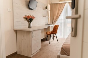 Ropa de cama hipoalergénica y escritorio 