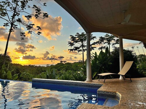 Three king suites-ocean views-perfect Ojochal location, privacy-wildlife