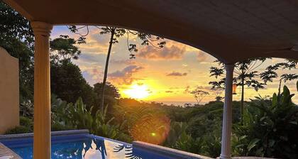 Three king suites-ocean views-perfect Ojochal location, privacy-wildlife