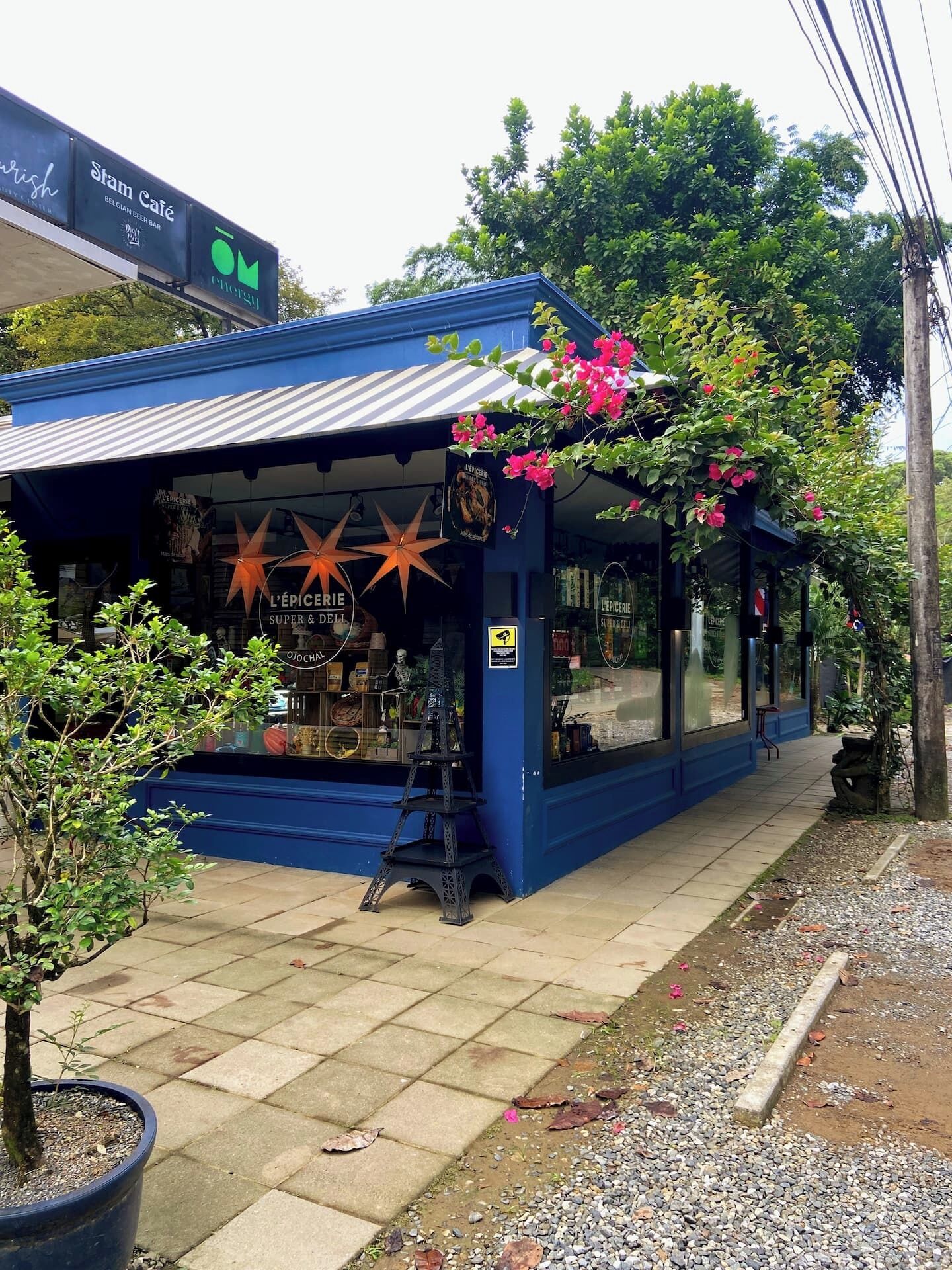 A blue storefront with a star decoration and a sign that reads "L'ÉPICERIE SUPER & DELL".