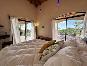 3 habitaciones, escritorio y tabla de planchar con plancha