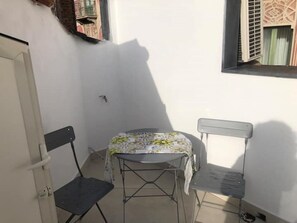 Outdoor dining - The sea in a room! (Catania)