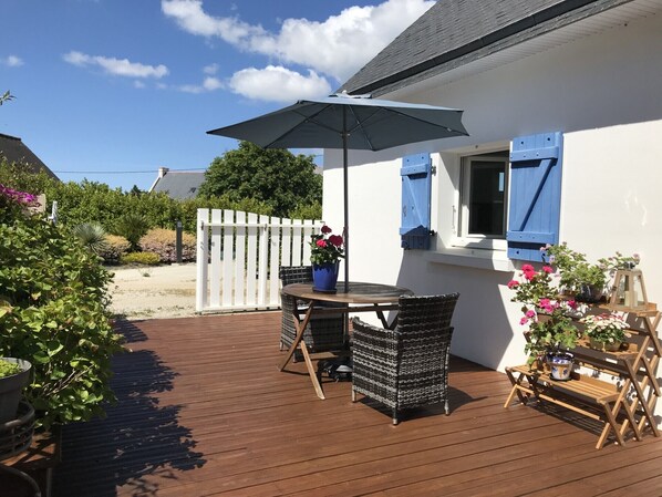 Outdoor dining - Morgat, charming little house near the beach (Crozon)