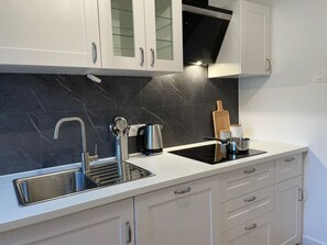 Kühlschrank, Mikrowelle, Ofen, Herdplatte