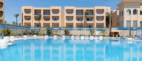 4 outdoor pools, lifeguards on site